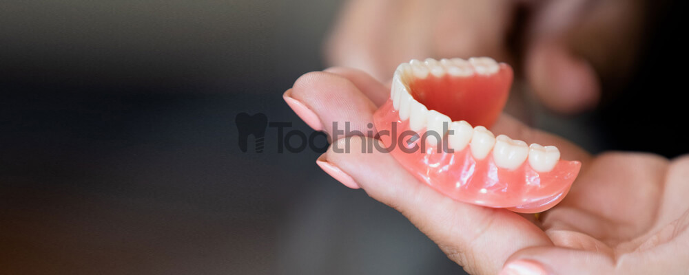 دندان مصنوعی روی دست